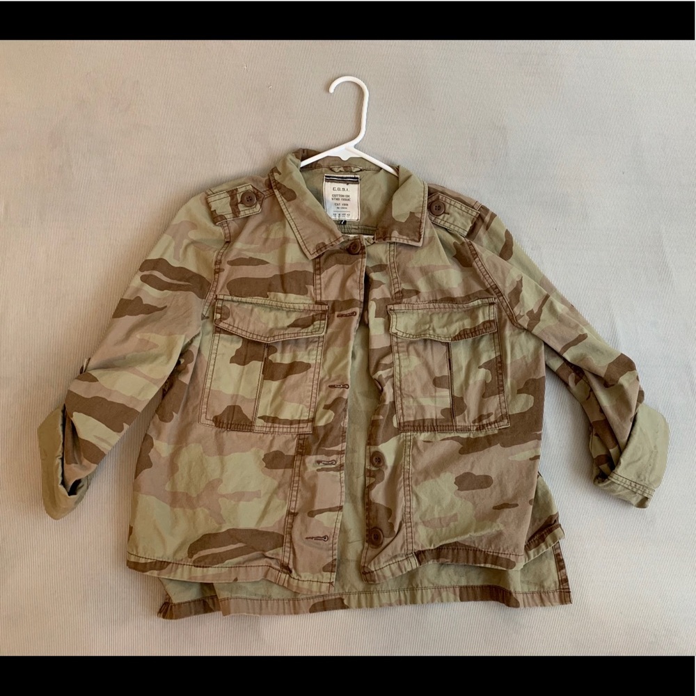 Cropped camo buttonup